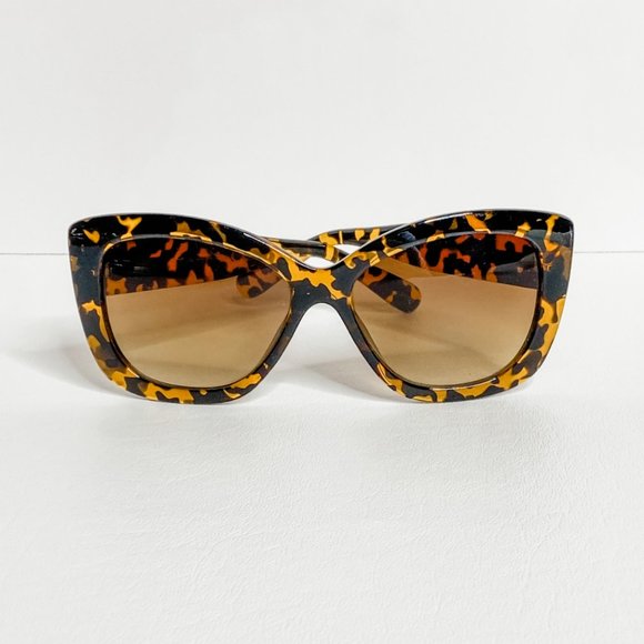 Tahari Accessories - TAHARI sunglasses GYTH0610-R TH558 TYT 100 UV